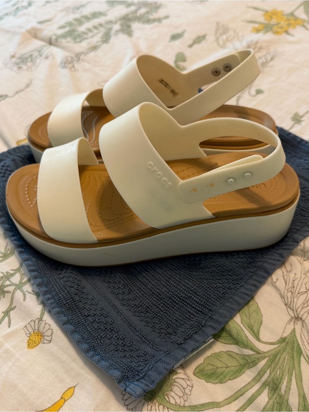 CROCS Brooklyn White/Cream Platform Sandals WITH crocs shine sponge